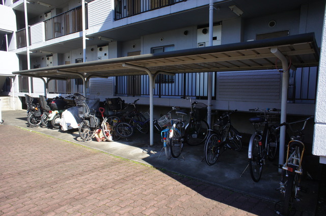 その他共有部分　雨の日でも安心して止められる屋根付の駐輪場です☆