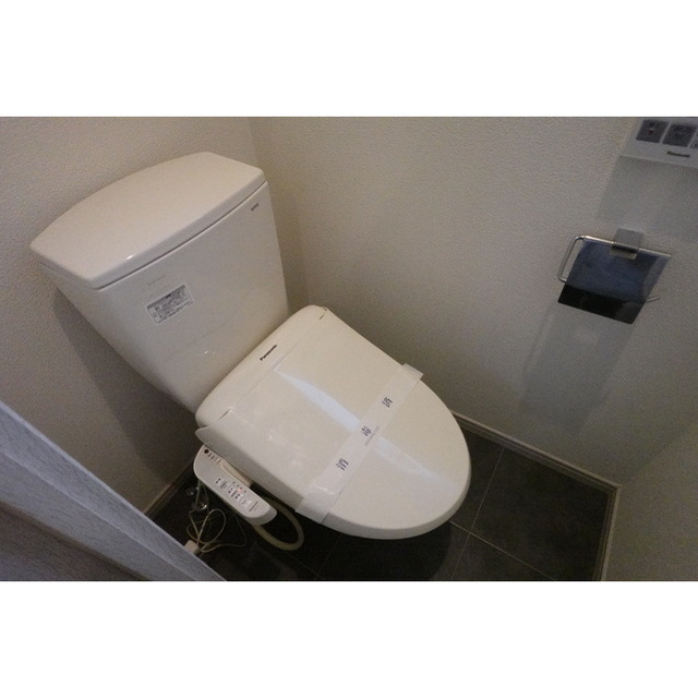 京成本線 堀切菖蒲園駅 徒歩4分 2階建 築12年のトイレ写真
