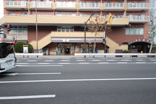 コンビニ　セブンイレブン　横須賀中央店（コンビニ）まで196m