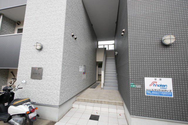 エントランス　落ち着いたエントランスです
