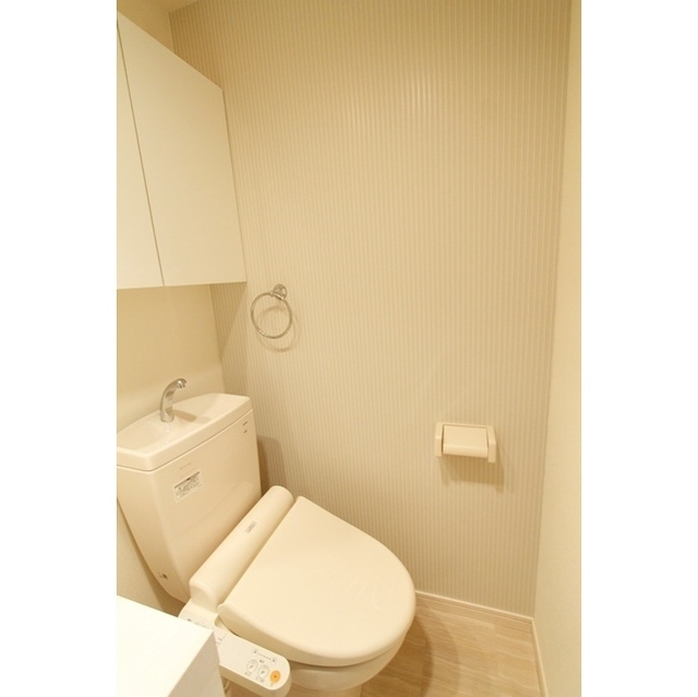 トイレ　落ち着いた色調のトイレです