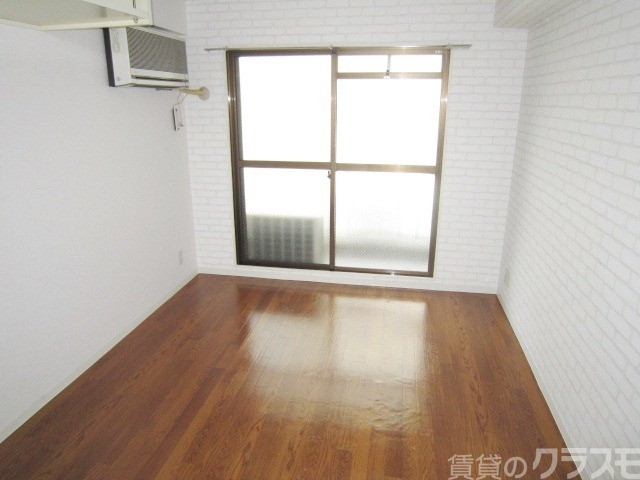 居室・リビング　こじゃれたポイントクロスを採用しております！