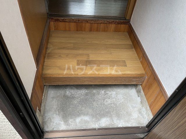 【江戸川区松島のアパートの玄関】
