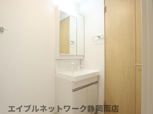 洗面設備　コンパクトで使いやすい洗面所