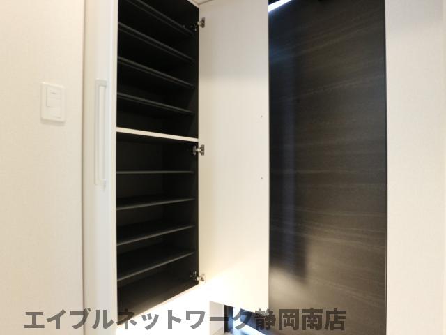 玄関　収納もある玄関です