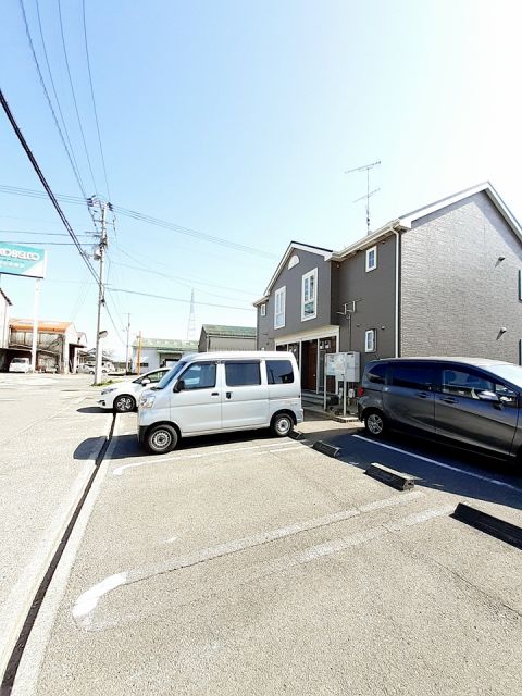 【今治市別名のアパートの駐車場】