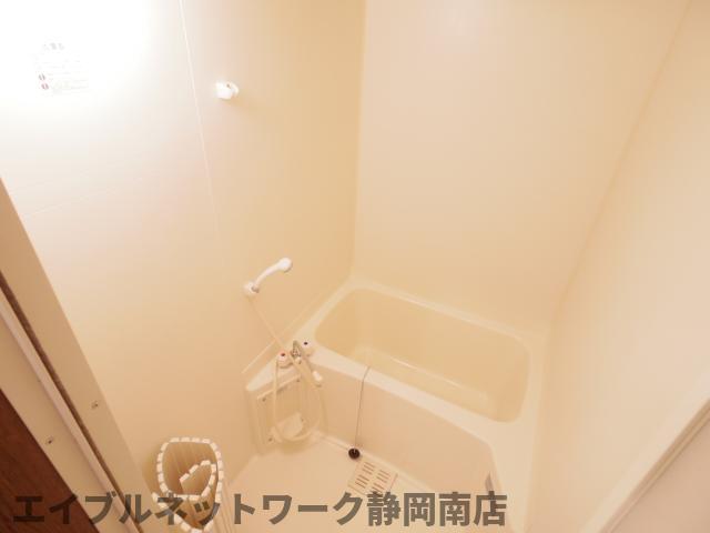 バス・シャワールーム　落ち着いた空間のお風呂です