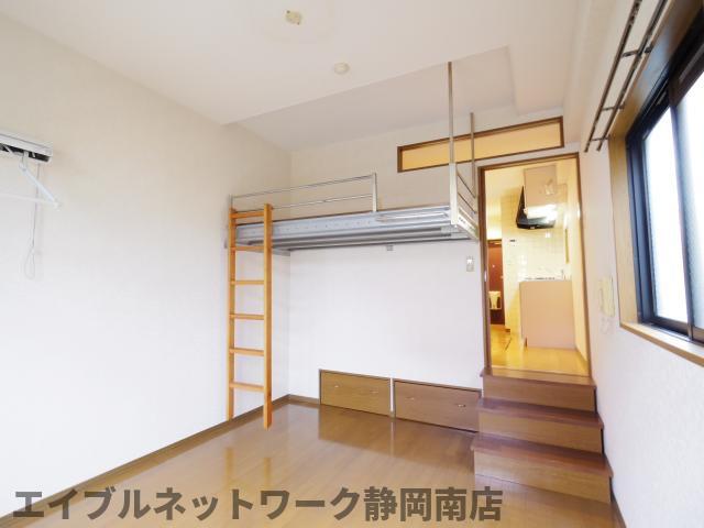 居室・リビング　こちらの居間で趣味の時間をお楽しみください