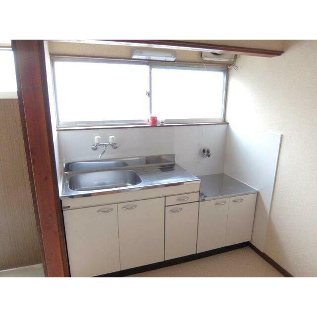 キッチン　窓があり、明るいキッチン