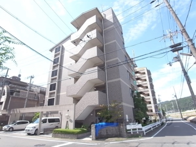 京都市西京区松室吾田神町のマンションの建物外観