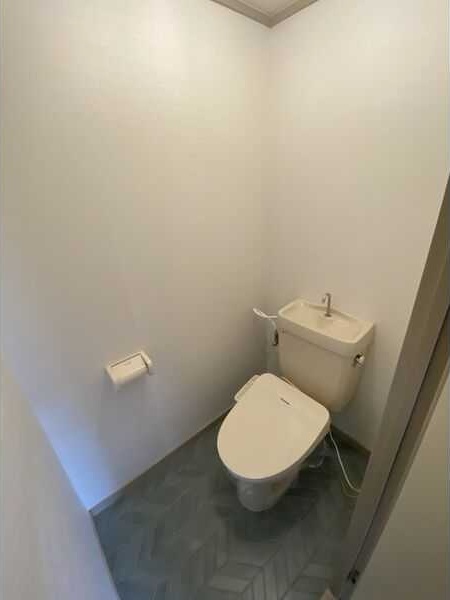 ＪＲ東海交通事業城北線 比良駅 徒歩15分 4階建 築38年のトイレ写真