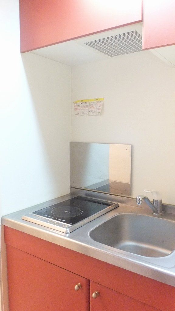 キッチン　2口の電気コンロ付き