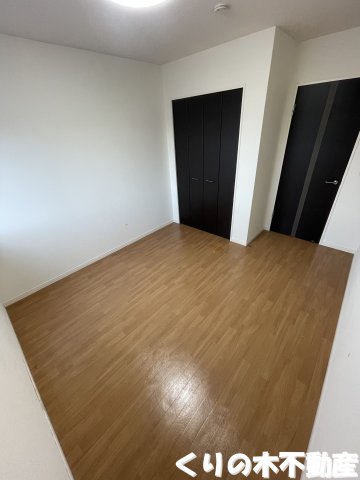 その他部屋・スペース　落ち着いた色調の寝室です