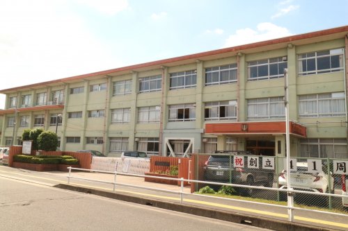 【奈良市三条栄町のマンションの小学校】