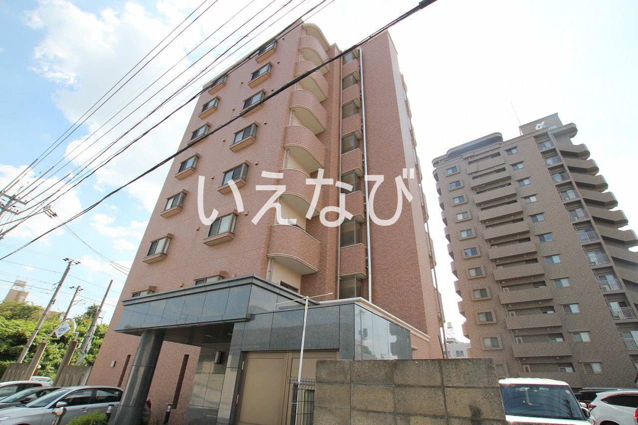 岡山市北区中井町のマンションの建物外観