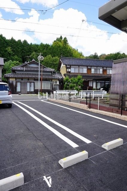 【カーサ　ミランダIVの駐車場】