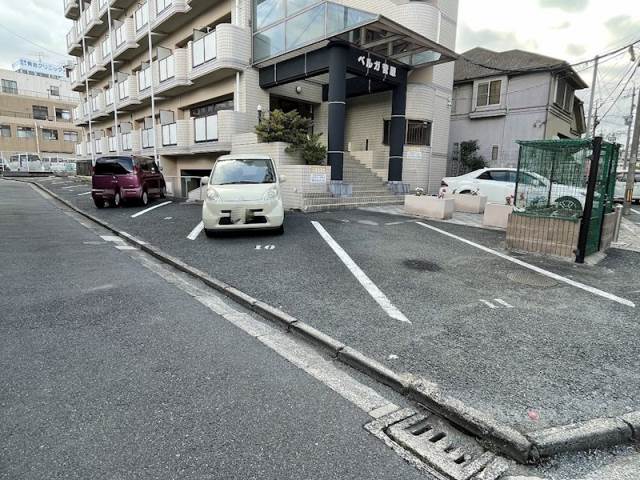 【北九州市八幡西区菅原町のマンションの駐車場】