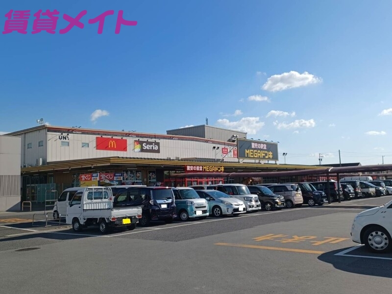 【松阪市中林町のアパートのショッピングセンター】