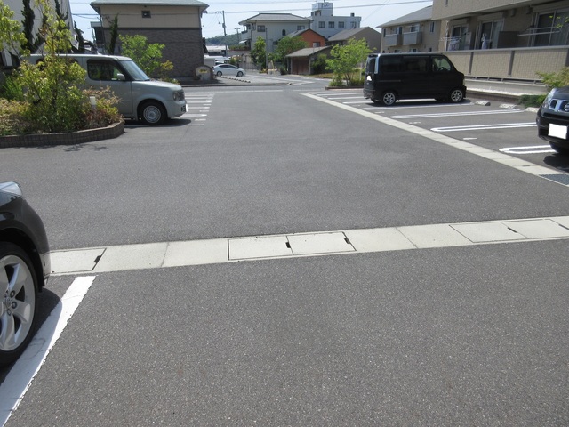 【倉敷市児島下の町のアパートの駐車場】