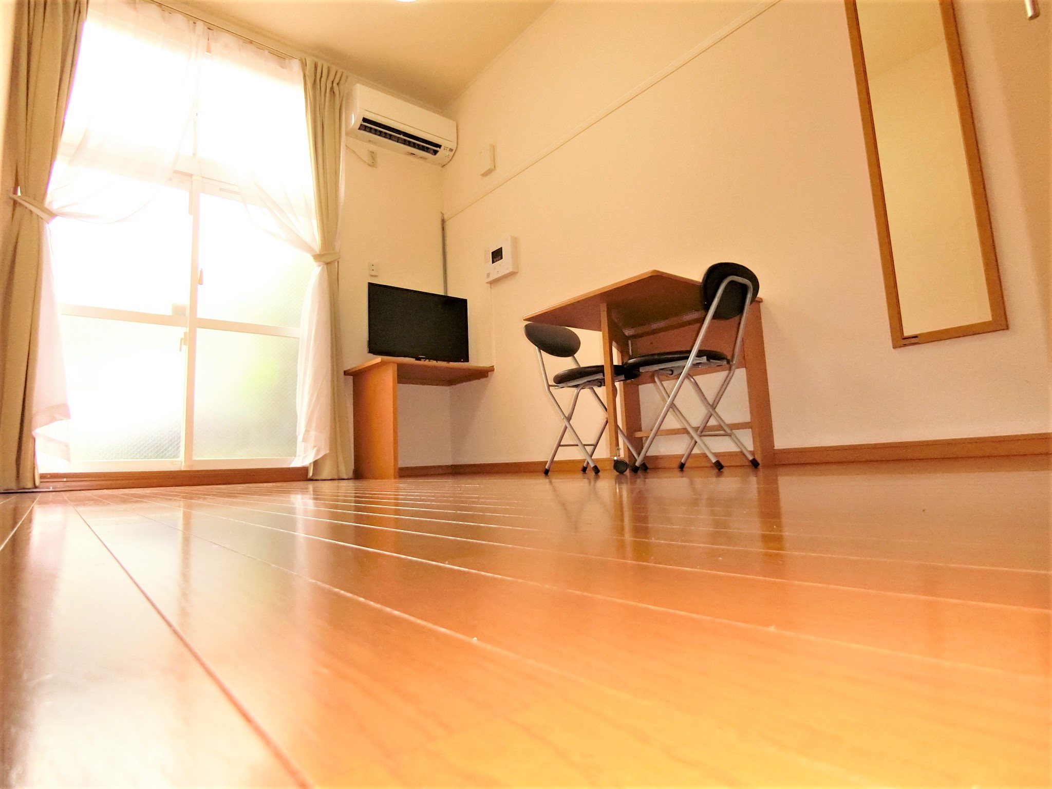 その他　テレビ・折畳み机机とイス・カーテン・エアコン・全身鏡を完備☆