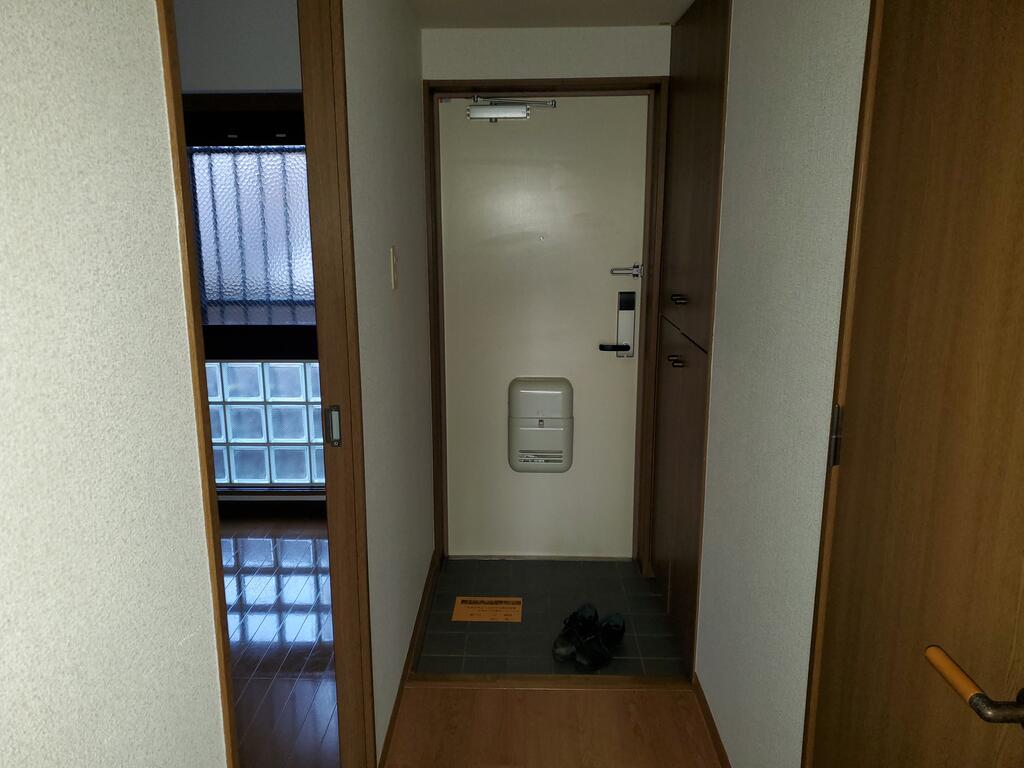 玄関　同タイプ別室の写真となります。