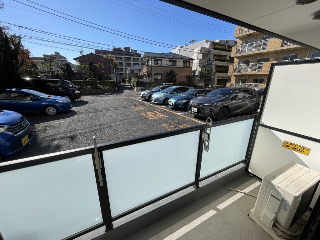 バルコニー　南向き前面は敷地内駐車場