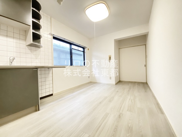 居室・リビング　ダイニングテーブルを置いたり自由にレイアウトできます☆