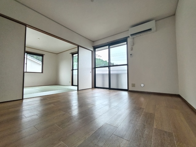 居室・リビング　南西向きの日当たりのいいリビング