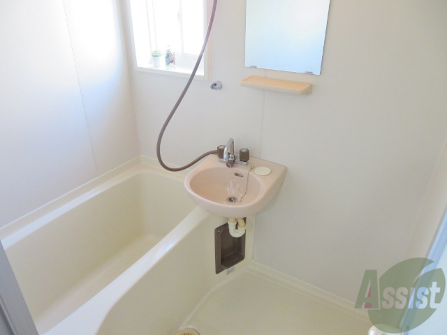 バス・シャワールーム　バスルームは狭すぎず、シャワーも浴びやすそうです。