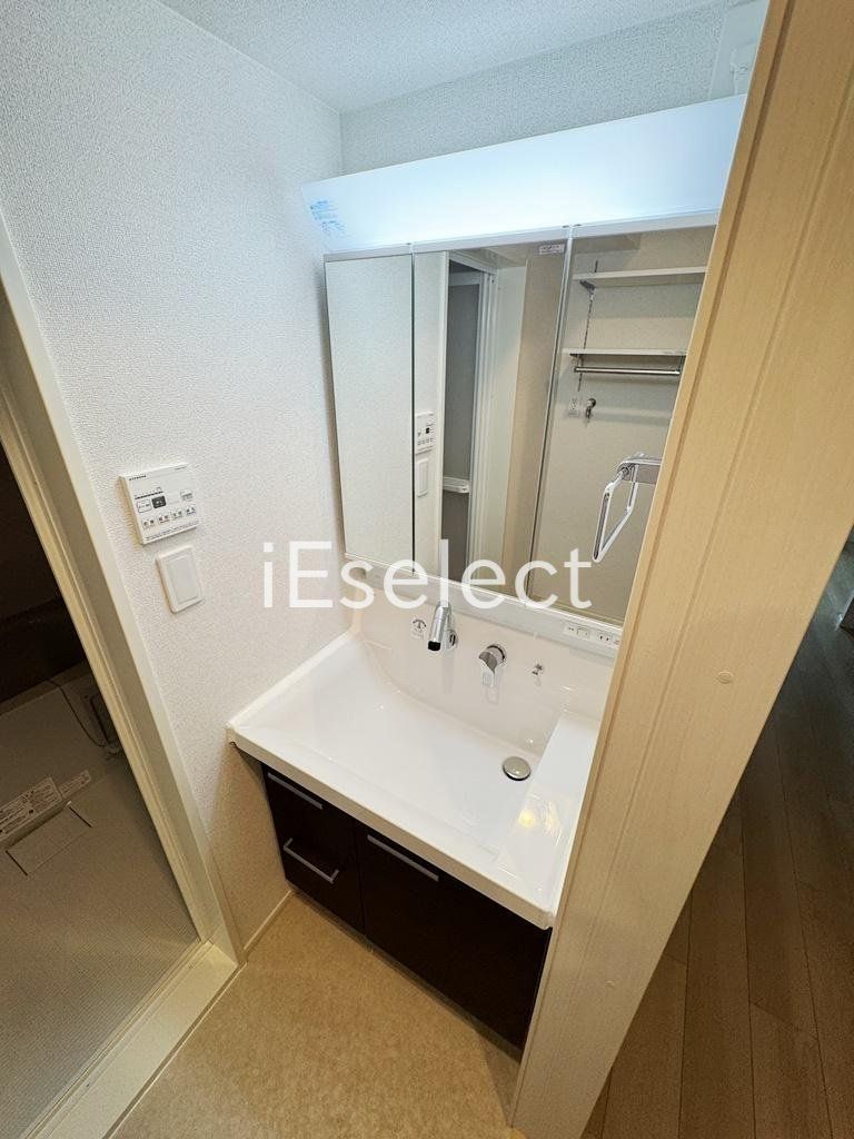 洗面設備　お洒落な独立洗面台です