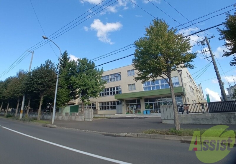中学校　札幌市立札苗中学校（中学校）まで924m