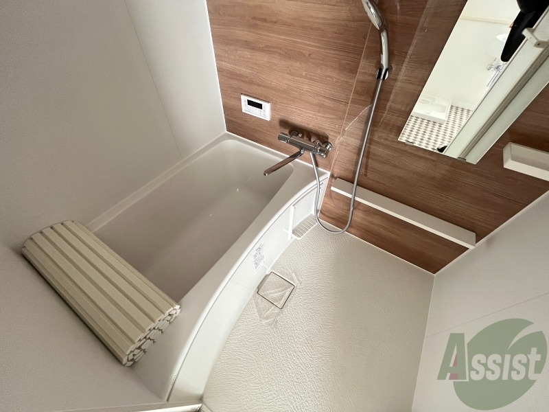 バス・シャワールーム　浴室は狭すぎず、シャワーも浴びやすそうです。