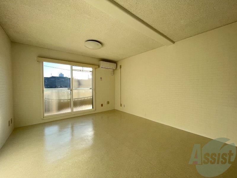 居室・リビング　１２帖の洋室です。生活のメインとなる部屋ですね。