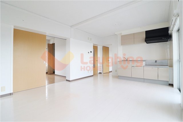 居室・リビング　こちらの居間で趣味の時間をお楽しみください※別号室の写真にな