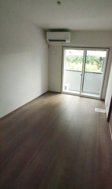 居室・リビング　★窓の大きい明るいお部屋です★