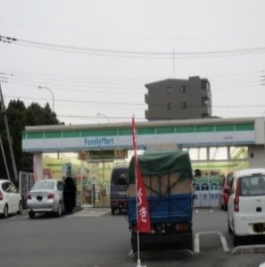 コンビニ　ファミリーマート（コンビニ）まで450m