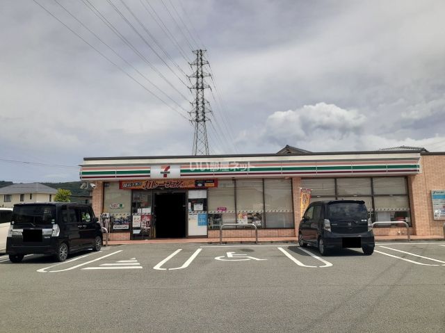 コンビニ　セブンイレブン銀水小前（コンビニ）まで877m