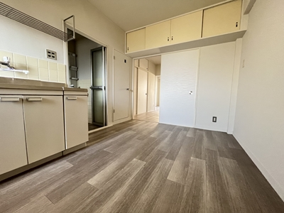 居室・リビング　床色が落ち着いた色合いで綺麗です♪