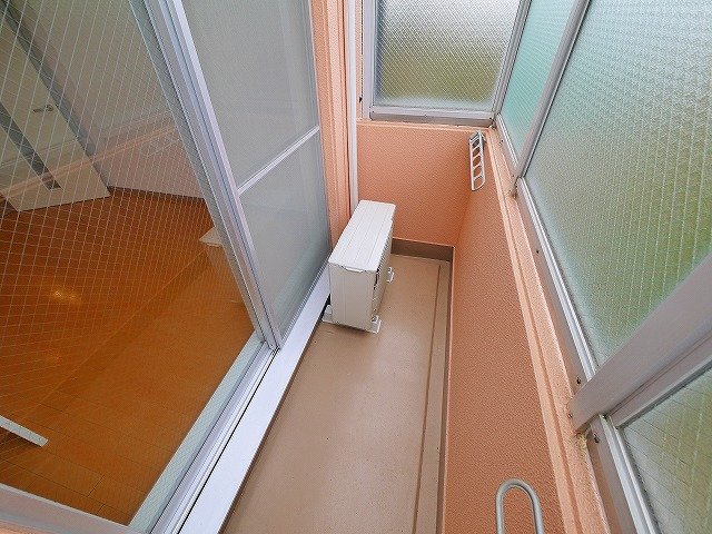 バルコニー　バルコニーはガラスの目隠しがあり、お洗濯も安心です