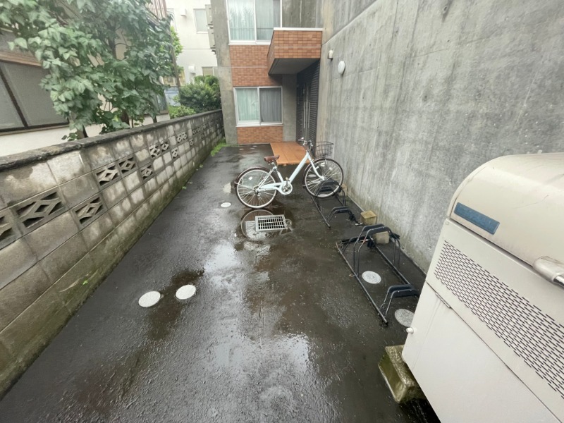 その他共有部分　駐輪場、敷地内ごみ置き場です！