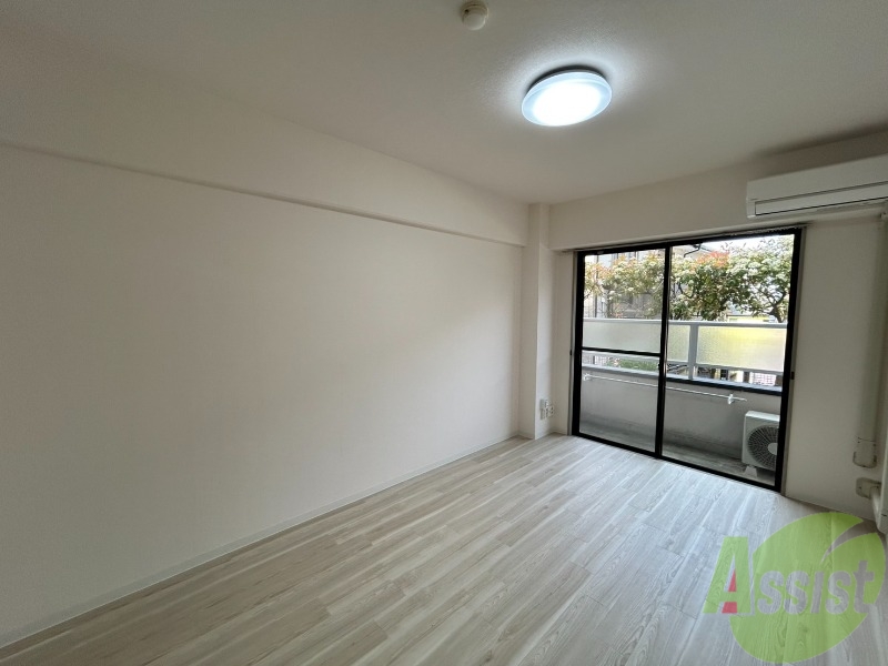 居室・リビング　７．６帖の広々とした、使いやすそうなお部屋でございます。