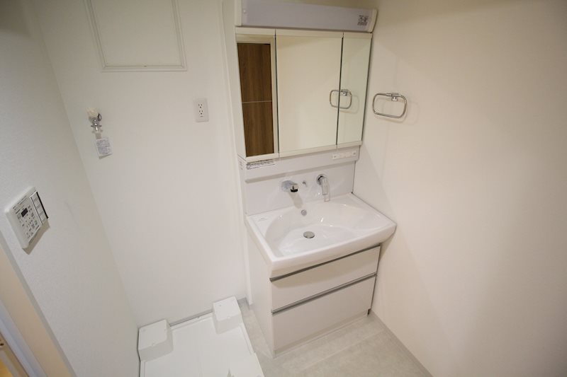 洗面設備　三面鏡シャンプードレッサー付洗面