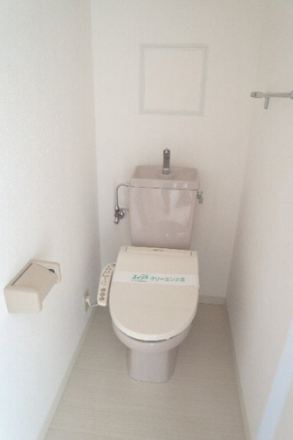 トイレ　落ち着いた色調のトイレです