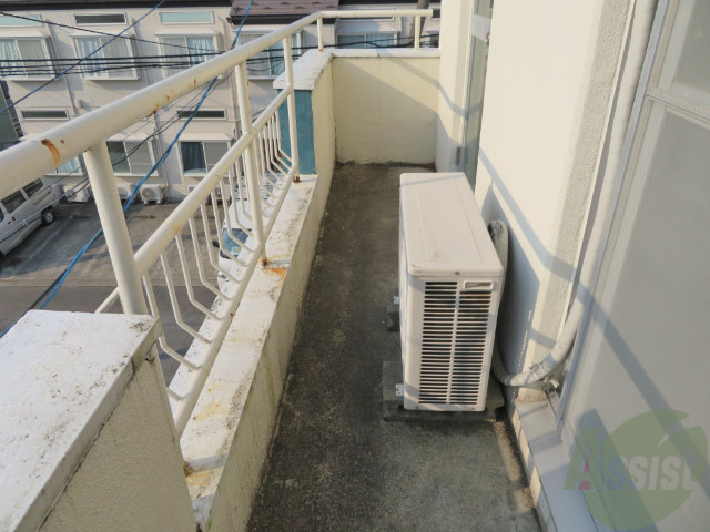 バルコニー　バルコニーは幅があり、広い印象を受けました。