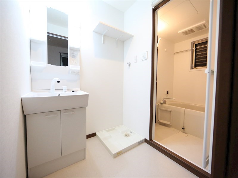 洗面設備　脱衣所　独立洗面台（シャンプードレッサー付）収納スペース有