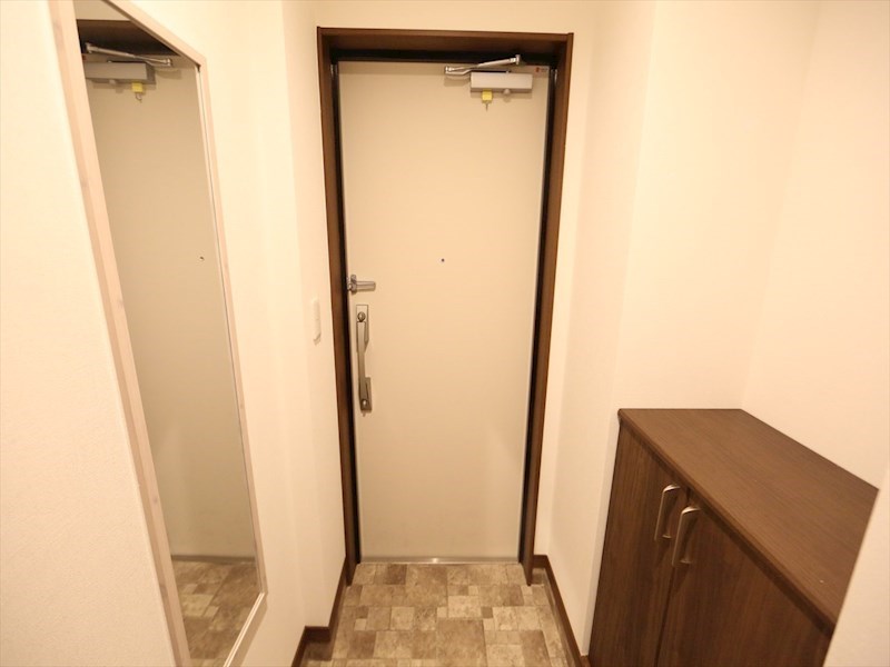 玄関　玄関　シューズボックス付　姿見鏡付き