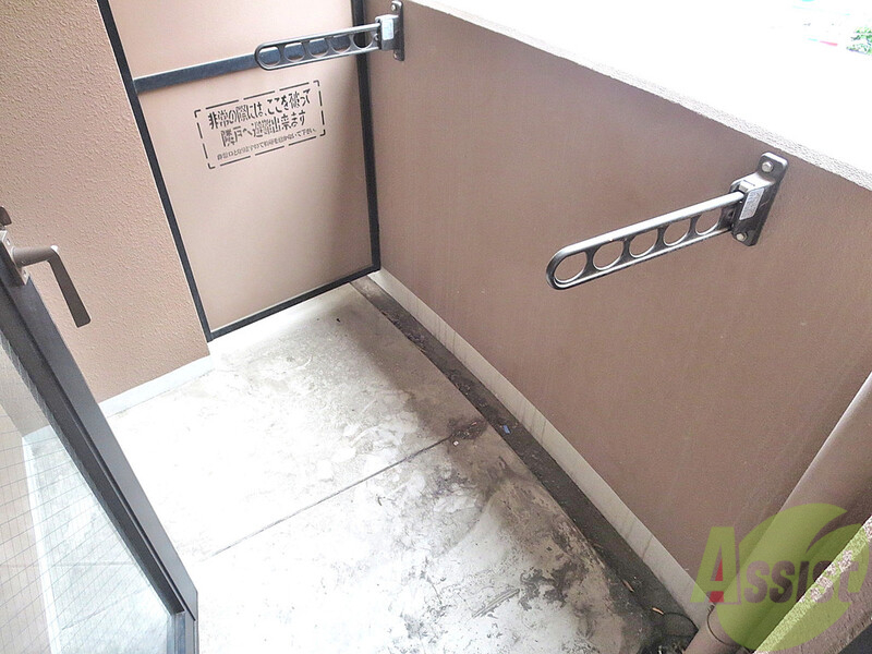 バルコニー　広々バルコニーは明るい日差しが差し込みお洗濯スムーズに