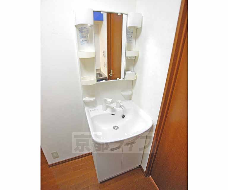 洗面設備　小物がたくさん置ける独立洗面台です。