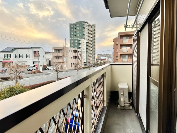 バルコニー　ワイドなバルコニーがあり洗濯物が干せます。