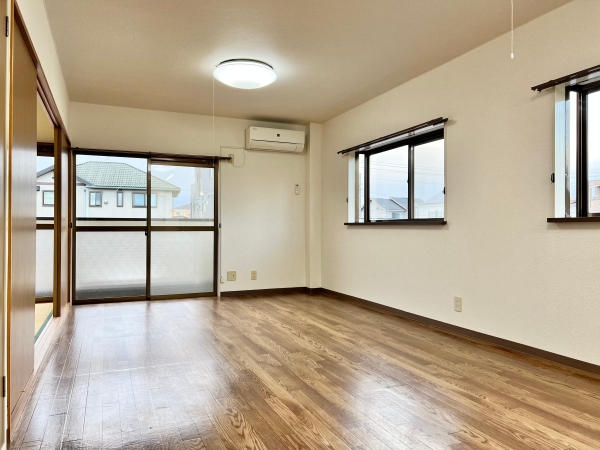 居室・リビング　明るく広々リビングはダイニングテーブルとソファーを設置可